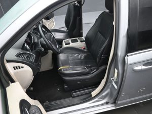 Used 2013 Chrysler Town & Country Touring — thumbnail 11