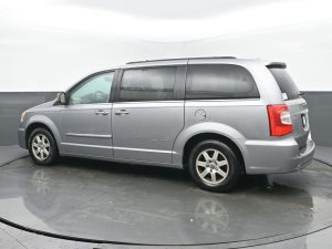 Used 2013 Chrysler Town & Country Touring — thumbnail 2